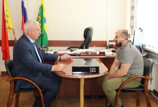 Глава района передал ноутбук защитнику Отечества для боевых задач