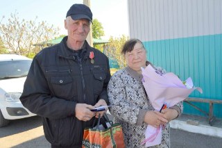 Соседи стали героями, спасая женщину из горящего дома
