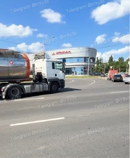 Бензовоз стал причиной ДТП у торгового центра «Армада»