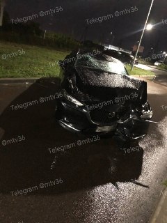 Неадекватный водитель врезался в многоэтажку в Семилуках