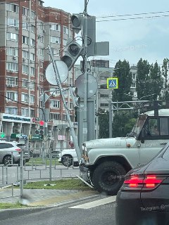 УАЗ сбил светофор: пробка на перекрестке 60-й Армии
